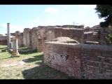 06606 ostia - regio iv - insula v - terme delle sei colonne (iv,v,10-11) - decumanus maximus - bli ri suedwesten (schola del traiano).jpg